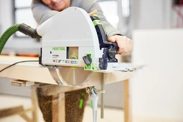 Ponorná pila Festool TS 75 na vodicí liště FS, upnuto rychloupínací svěrkou