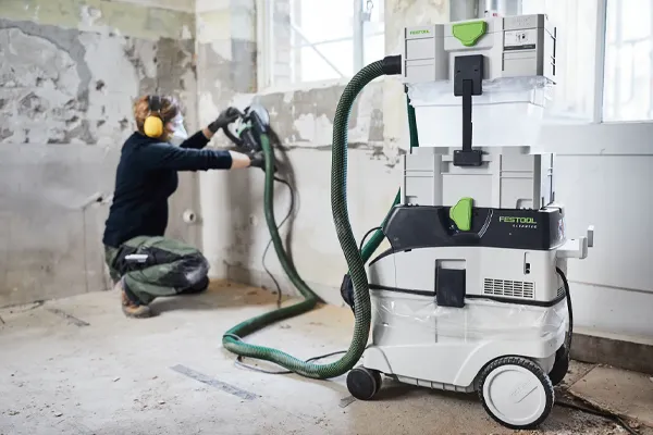 Odsavač prachu Festool CLEANTEC na stavbě – mobilní vysávání při práci