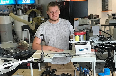 Stůl se zásobníkem má široké využití